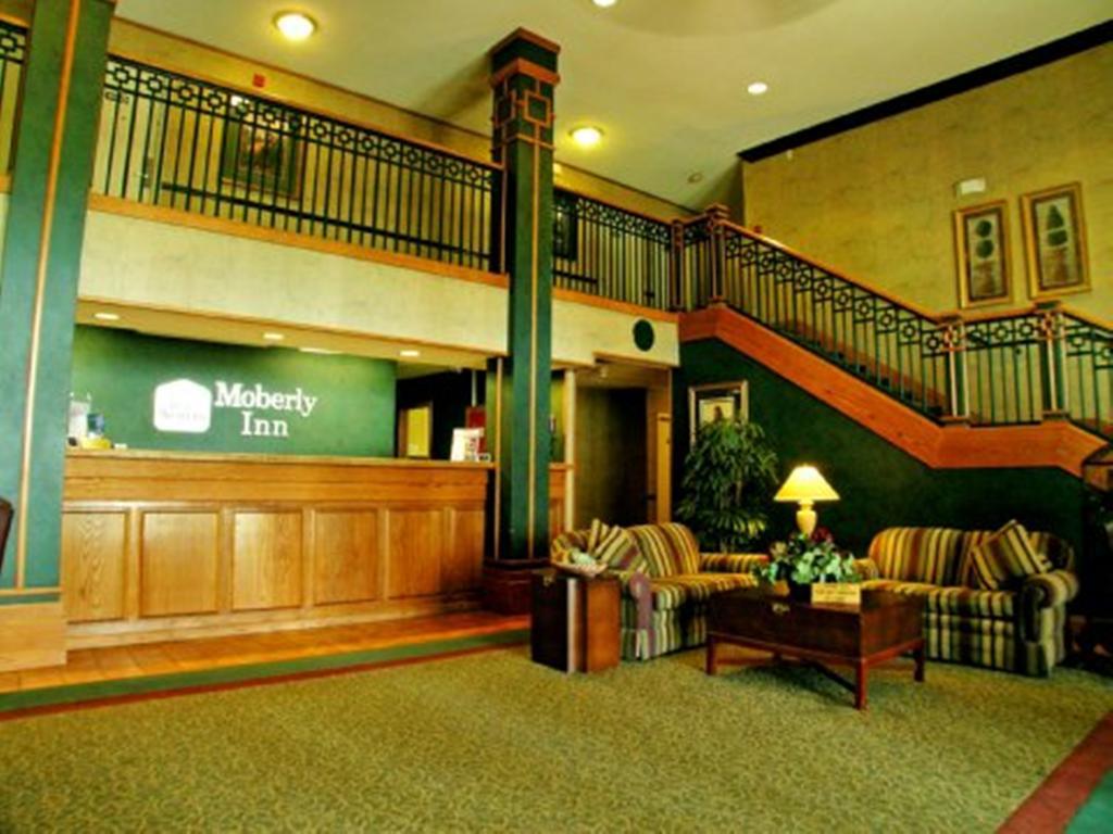 Moberly Inn & Suites Экстерьер фото