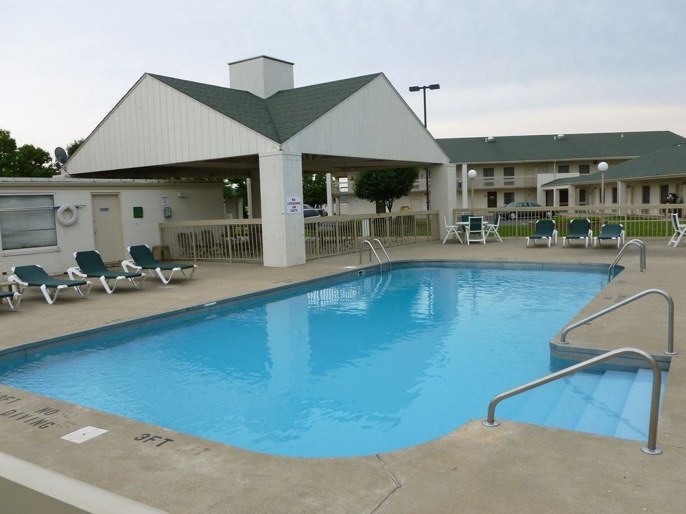Moberly Inn & Suites Экстерьер фото
