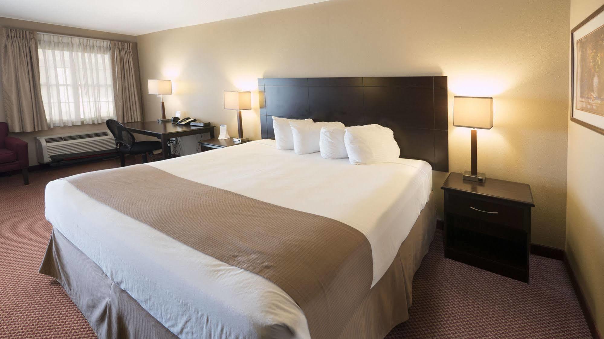 Moberly Inn & Suites Экстерьер фото