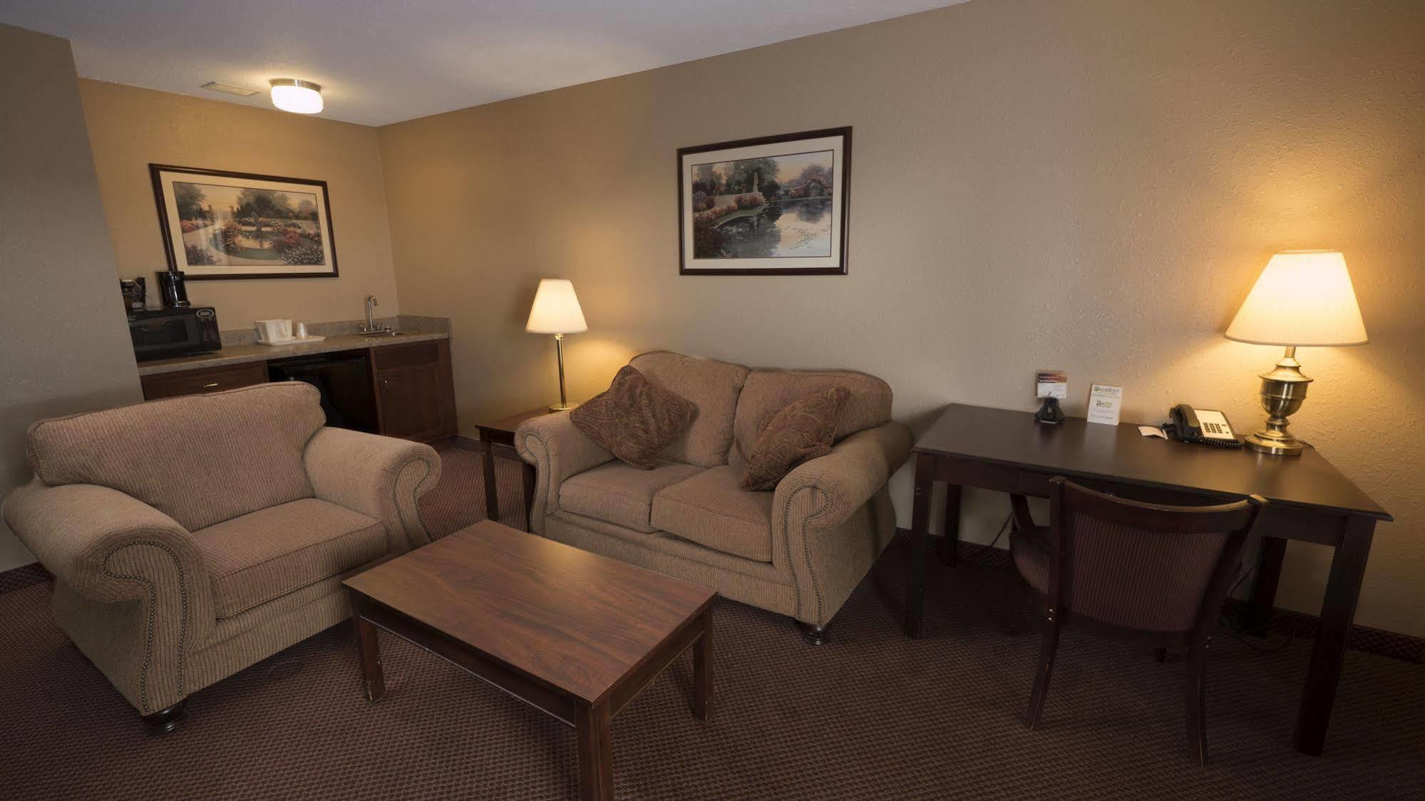 Moberly Inn & Suites Экстерьер фото