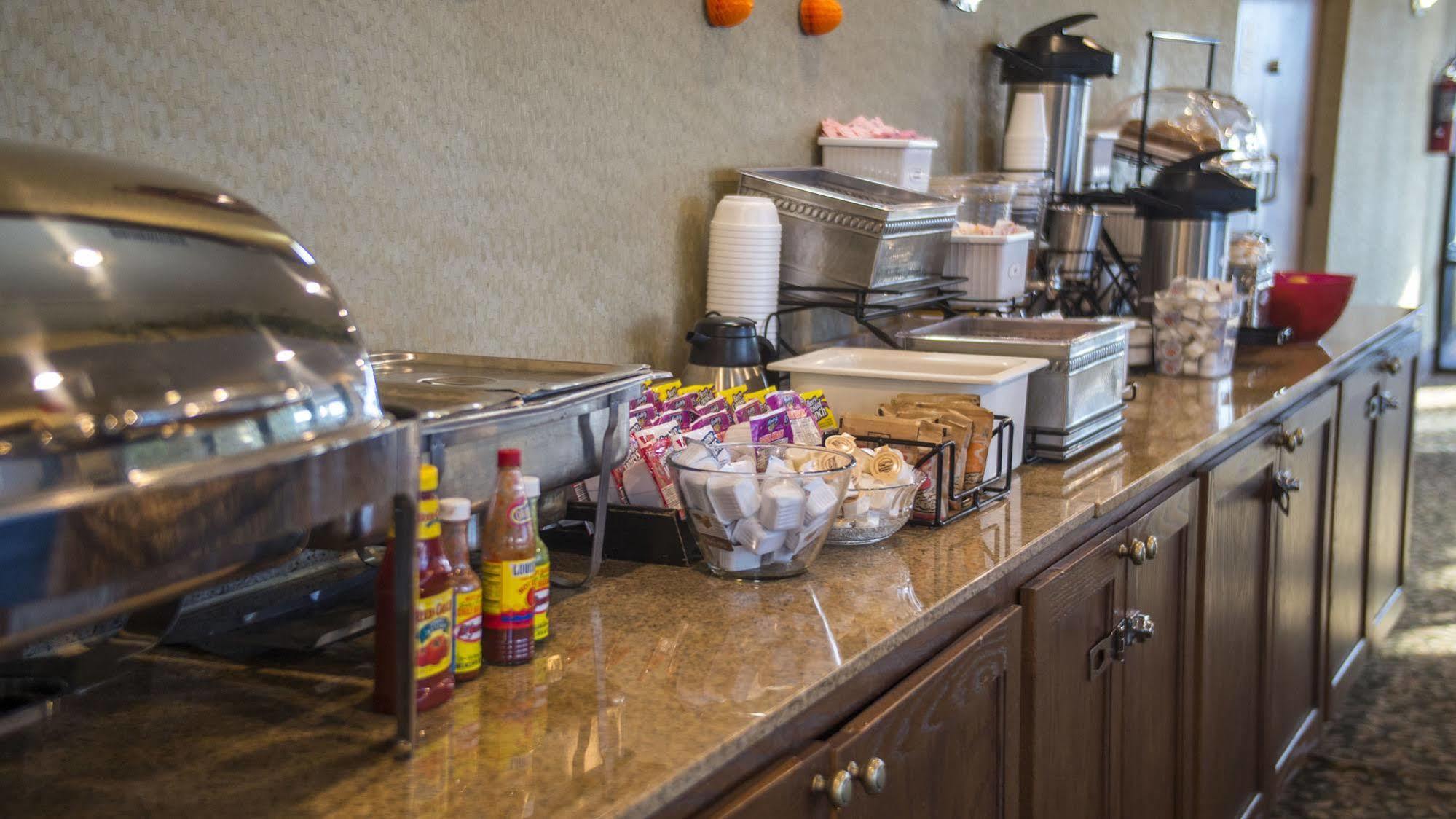 Moberly Inn & Suites Экстерьер фото